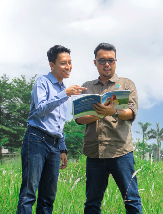 Dua orang sedang berdiskusi produk